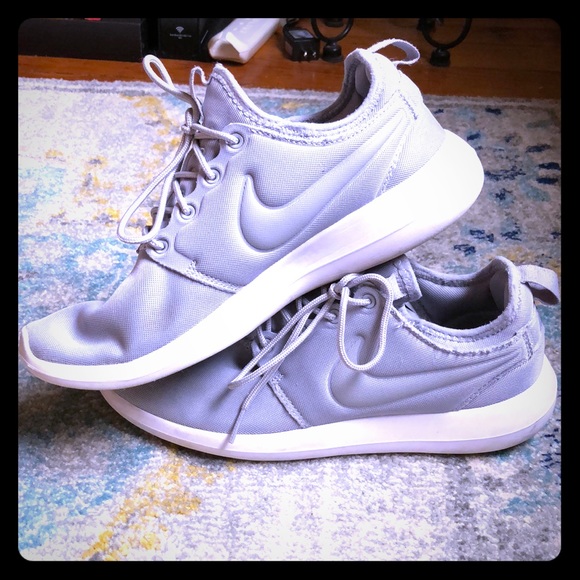 Nike Shoes - Nike Roshe Run